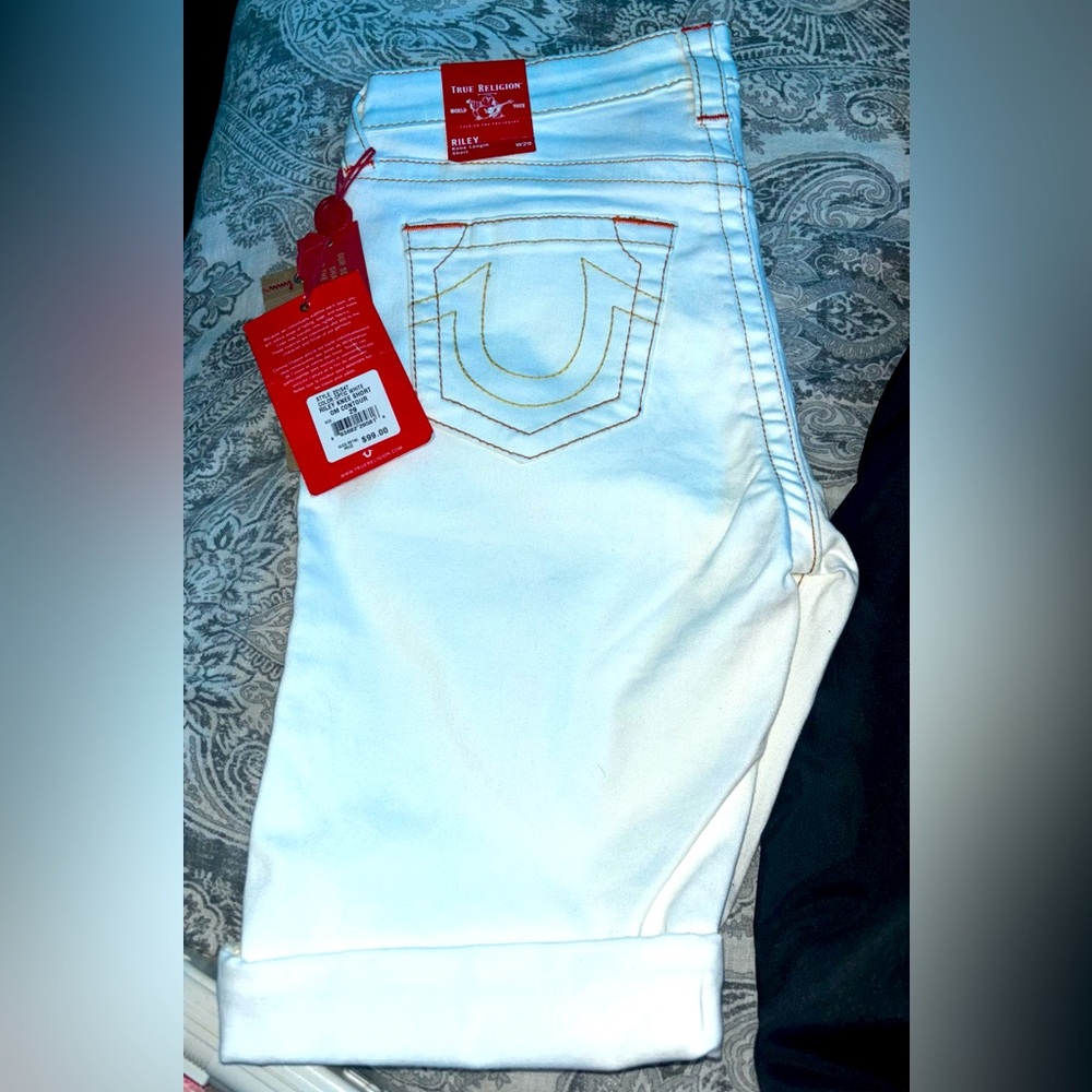 True Religion Billy T Knee Shorts BNWT, Women’s Waist 29, Color Optic White